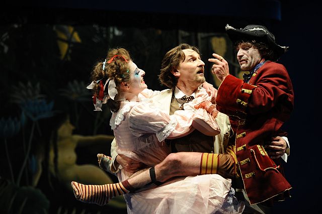 Luna noiembrie aduce la Sibiu spectacole de teatru dintre cele mai diverse