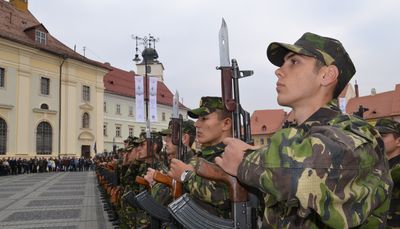 UPDATE: Ministrul Apărării participă la ceremonie/Sudenții Academiei Forțelor Terestre depun jurământul în Piața Mare