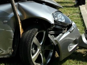 Un bărbat din Bazna a furat un autoturism şi a intrat cu el într-un pom