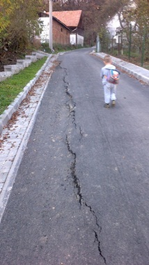 Update: O stradă din Mediaş a crăpat la doar două luni de la asfaltare
