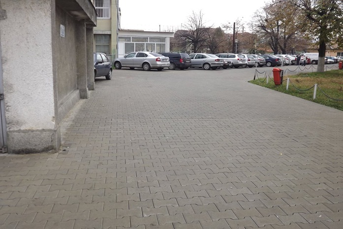 Spitalul Municipal Mediaş are o curte şi o parcare modernă