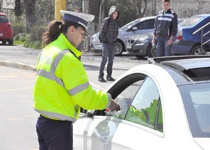 Oprit de poliţiştii rutieri medieşeni, a prezentat acte false