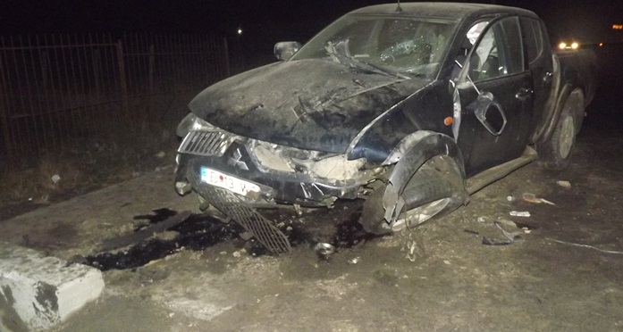 Autoturism de teren distrus într-un cap de pod, la intrare în Brateiu