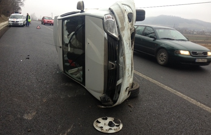 UPDATE: Autoturism răsturnat pe şosea, la intrare în Mediaş