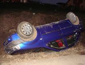 Două autoturisme aruncate în șanț pe DN 14