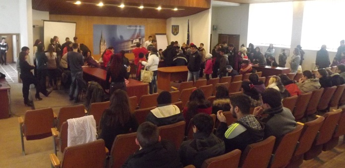 120 de elevi medieşeni au primit cadouri în cadrul campaniei „Hrăneşte un zâmbet”