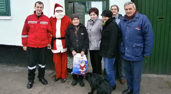 Moş Crăciun a venit mai repede pentru 85 de bunici din Copşa Mică