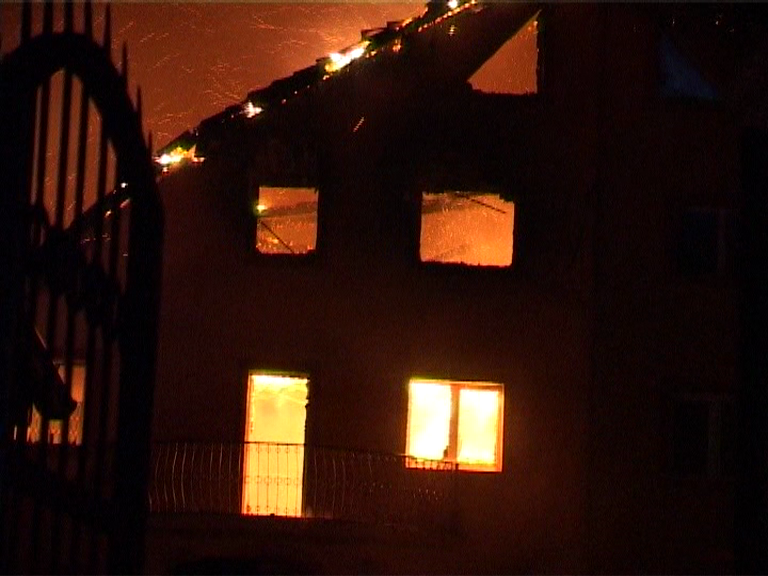 Incendiu puternic la Șura Mare, un duplex a fost distrus de flăcări