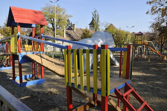 Au fost montate noi echipamente în locurile de joacă din Sibiu
