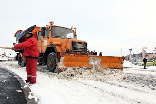 Sute de tone de material antiderapant folosite pentru deszăpezirea Sibiului
