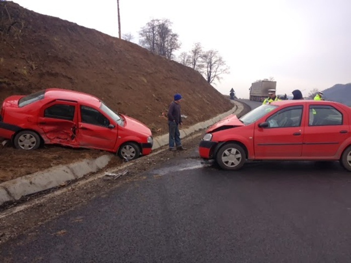 UPDATE: Două autoturisme s-au ciocnit la ieșire din Târnava