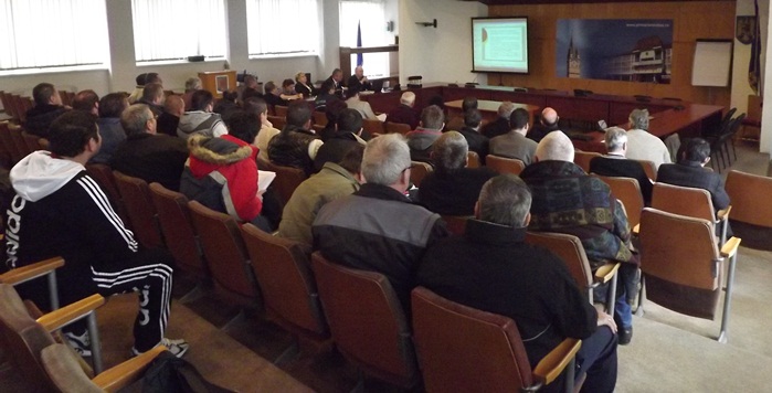Zeci de taximetriști prezenți la dezbaterea regulamentului taxi