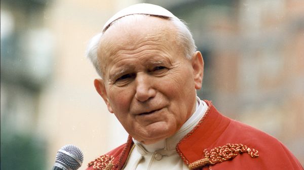 În lume există trei fiole cu sângele papei Ioan Paul al II-lea. Una a fost furată