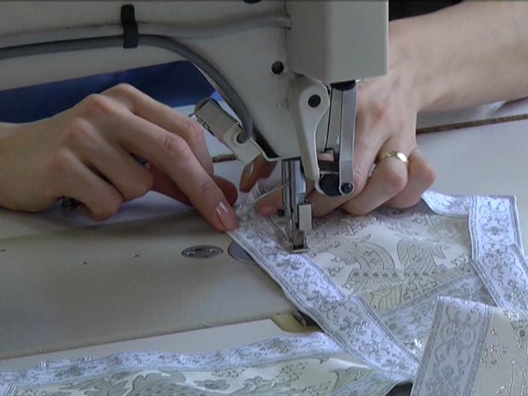 Preot ortodox pedepsit canonic pentru că soția sa face veșminte preoțești