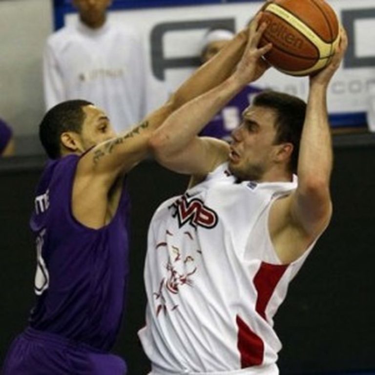 Playoff-ul tot mai departe pentru alb-negri