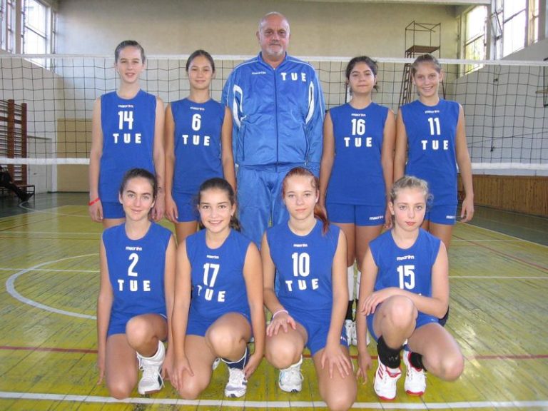 Micuţele voleibaliste s-au calificat mai departe