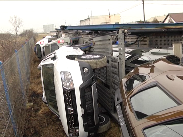 Un TIR încărcat cu mașini s-a răsturnat la ieșirea din Șura Mică spre Sibiu