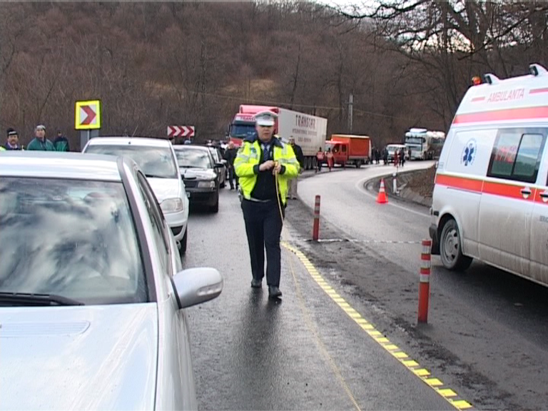 UPDATE: Accident grav pe DN1, la Bradu. Două persoane sunt rănite
