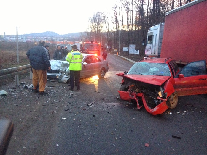 UPDATE: 4 persoane rănite grav într-un accident la intrarea în Mediaș