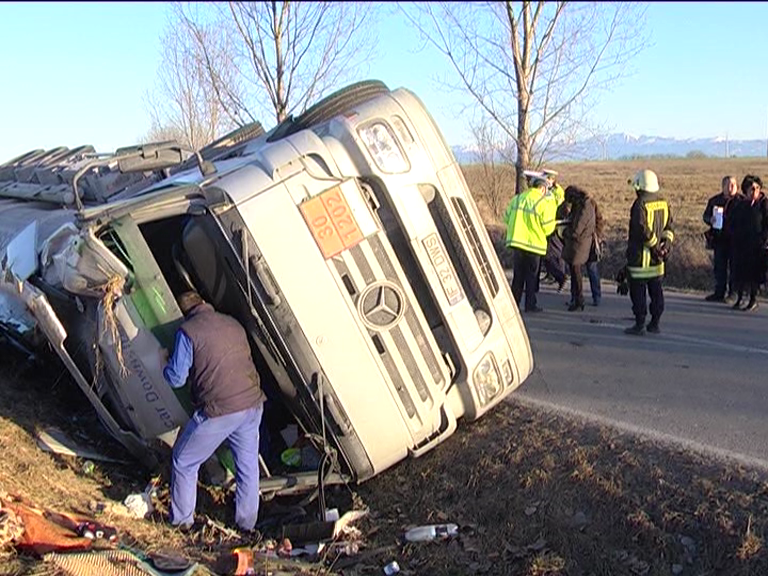 UPDATE: O cisternă încărcată cu motorină s-a răsturnat pe Calea Șurii Mici
