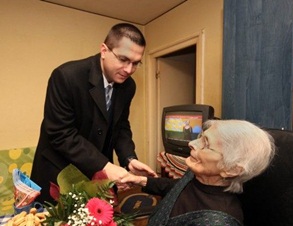 Medieşenii care împlinesc 100 de ani de viaţă, primesc un premiu de 1.000 de lei din partea municipalităţii