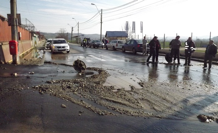 UPDATE: Inundaţie pe strada Stadionului din Mediaş, apa a fost sistată în întreg municipiul