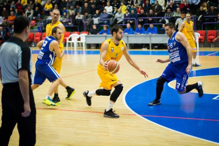 CSU Sibiu a pierdut primul loc după o evoluţie jalnică la Ploieşti