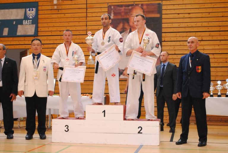 Sibianul Cristian Hirsch, primul român prezent vreodată la Campionatul Mondial de Karate Kyokushin în proba de Kata.