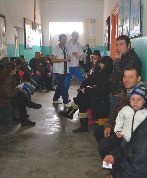 Primarul din comuna  Roșia a gătit în weekend pentru studenții și medicii voluntari care au consultat gratuit 250 de localnici