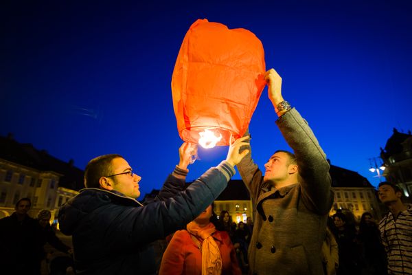 Sibienii au lansat lampioane tricolore, alături de studenţii basarabeni,  pentru a marca Unirea Basarabiei cu România