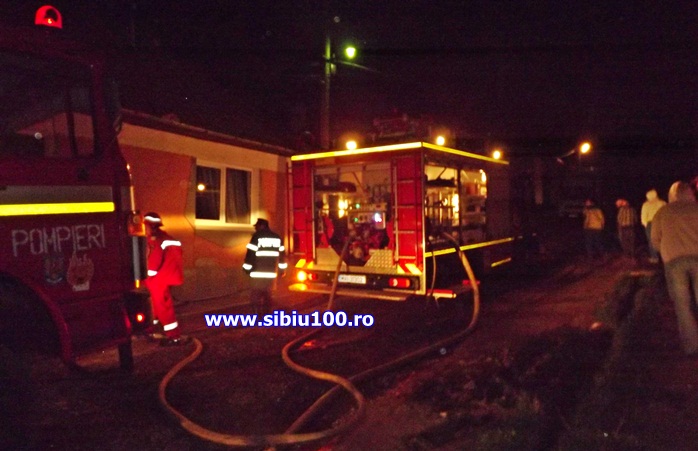 UPDATE: Incendiu la Axente Sever, a ars o șură, o brutărie și o parte din acoperișul unei case
