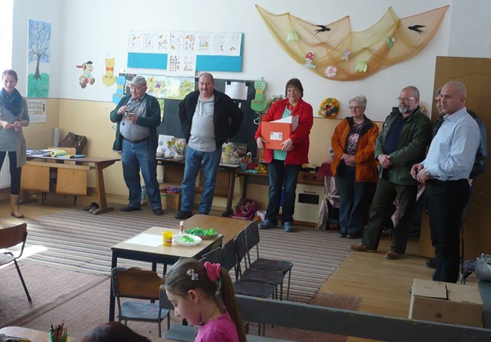 Un grup de turiști a vizitat comuna Târnava și a oferit cadouri copiilor de la grădiniță