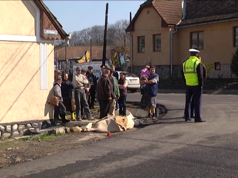 O femeie din Slimnic a murit sub roțile unui camion