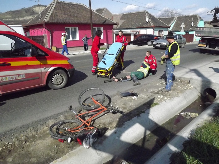 UPDATE: Biciclist accidentat la Copșa Mică de un camion, transportat cu piciorul zdrobit la spital