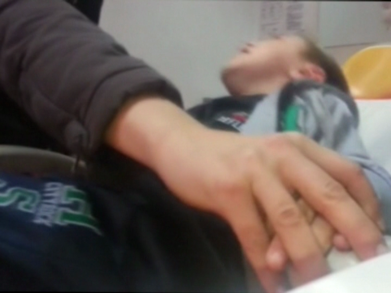 Tratament îngrozitor la dentist, un copil este pălmuit de mamă la îndemnul medicului