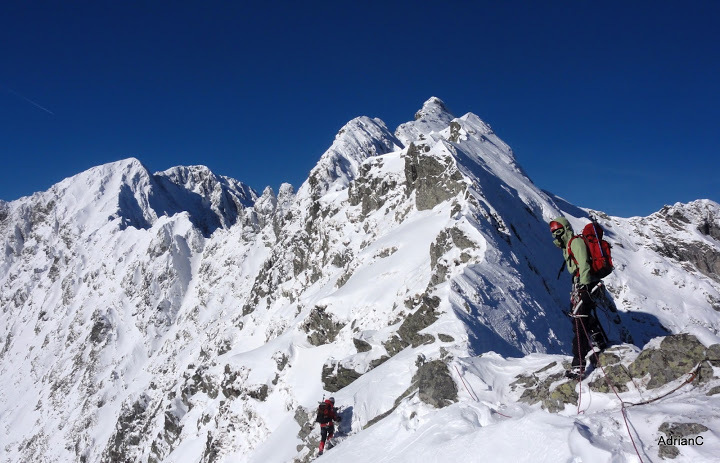 Alpinistul dispărut în munți nu a fost găsit încă