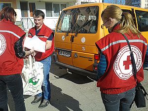 Bazar caritabil cu accesorii vintage, organizat de Crucea Roşie, cu şi pentru sibieni