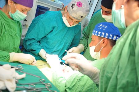 30 de copii cu spina bifida şi hidrocefalie, operaţi pro-bono la Spitalul Polisano