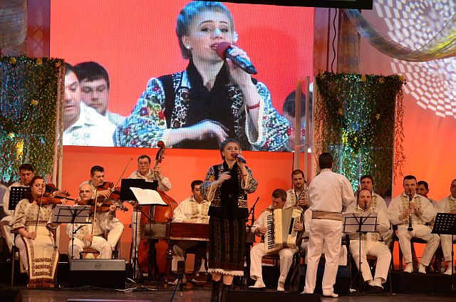 70 de interpreţi şi 70 de dansatori, pe scena Festivalului „Vară, Vară, Primăvară”