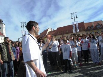 Sute de sibieni și-au făcut înviorarea în Piața Mare