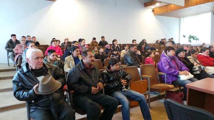 90 de elevi medieşeni au primit cadouri în cadrul campaniei „Hrăneşte un zâmbet”