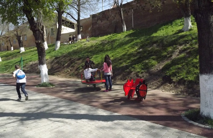 13 locuri de joacă vor fi reabilitate şi modernizate, la Mediaş