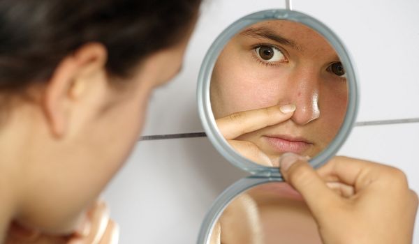 Controale dermatologice gratuite în două licee Sibiene, în cadrul campaniei „Adolescență fără acnee”