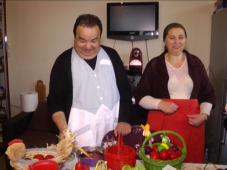 Pregătiri pentru Paște în casa regelui romilor. Dorin Cioabă a vopsit 300 de ouă și a pregătit un cozonac uriaș