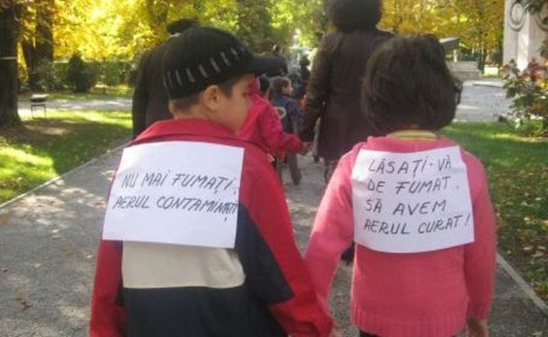 Studenţi şi voluntari într-un marş anti fumat