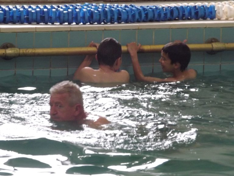 Crucea Roşie Sibiu, împreună cu instructorul Adrian Gînju, organizează cursuri de salvamari, recunoscute internaţional