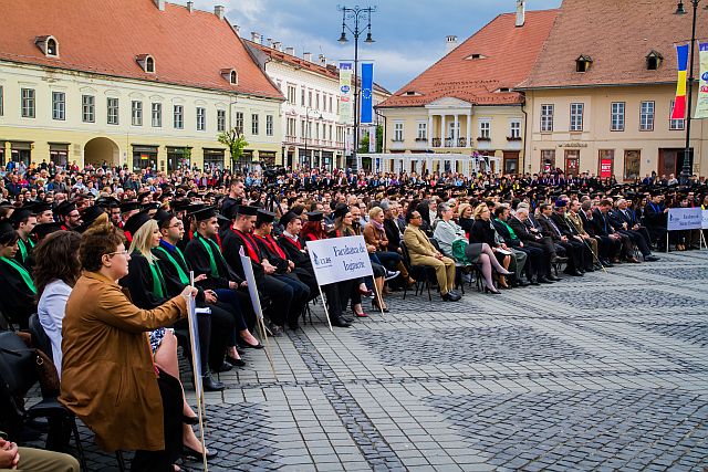 Tinerii absolvenți din Sibiu au cântat Gaudeamus în Piața Mare