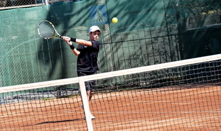 Curs gratuit pentru copii şi elevi să joace tenis de câmp