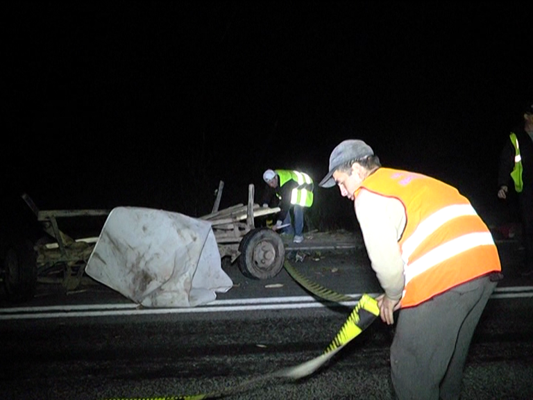 Accident teribil pe DN1, o căruță a fost spulberată de un TIR