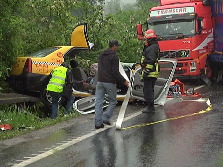 Accident grav pe DN1, un taxi a fost spulberat de un TIR. Două persoane și-au pierdut viața